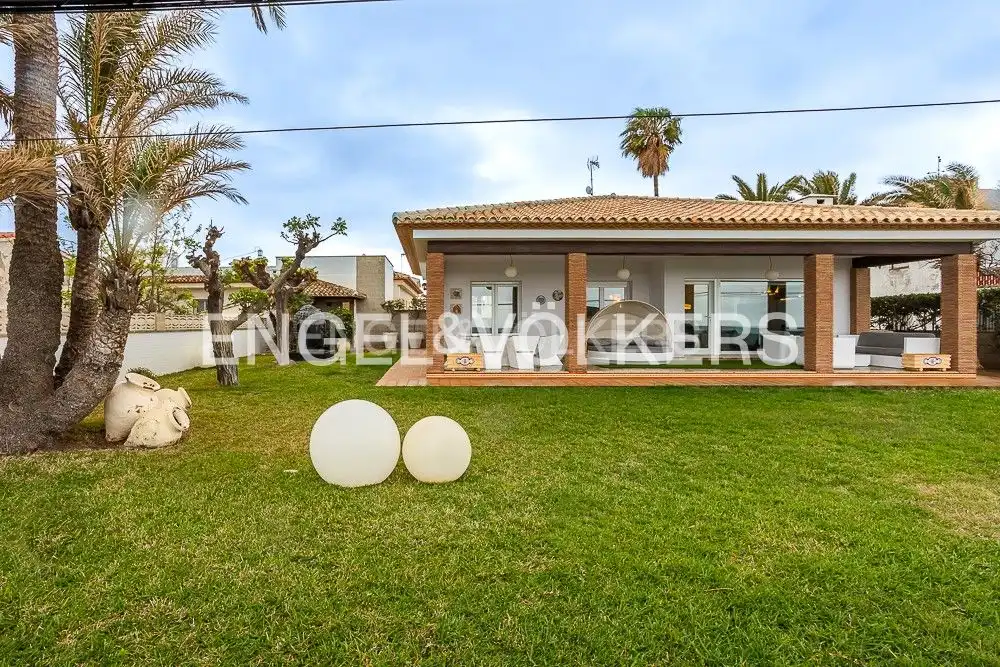 Vista exterior de Finca rústica en venda en Dénia amb Aire condicionat, Calefacció i Jardí privat