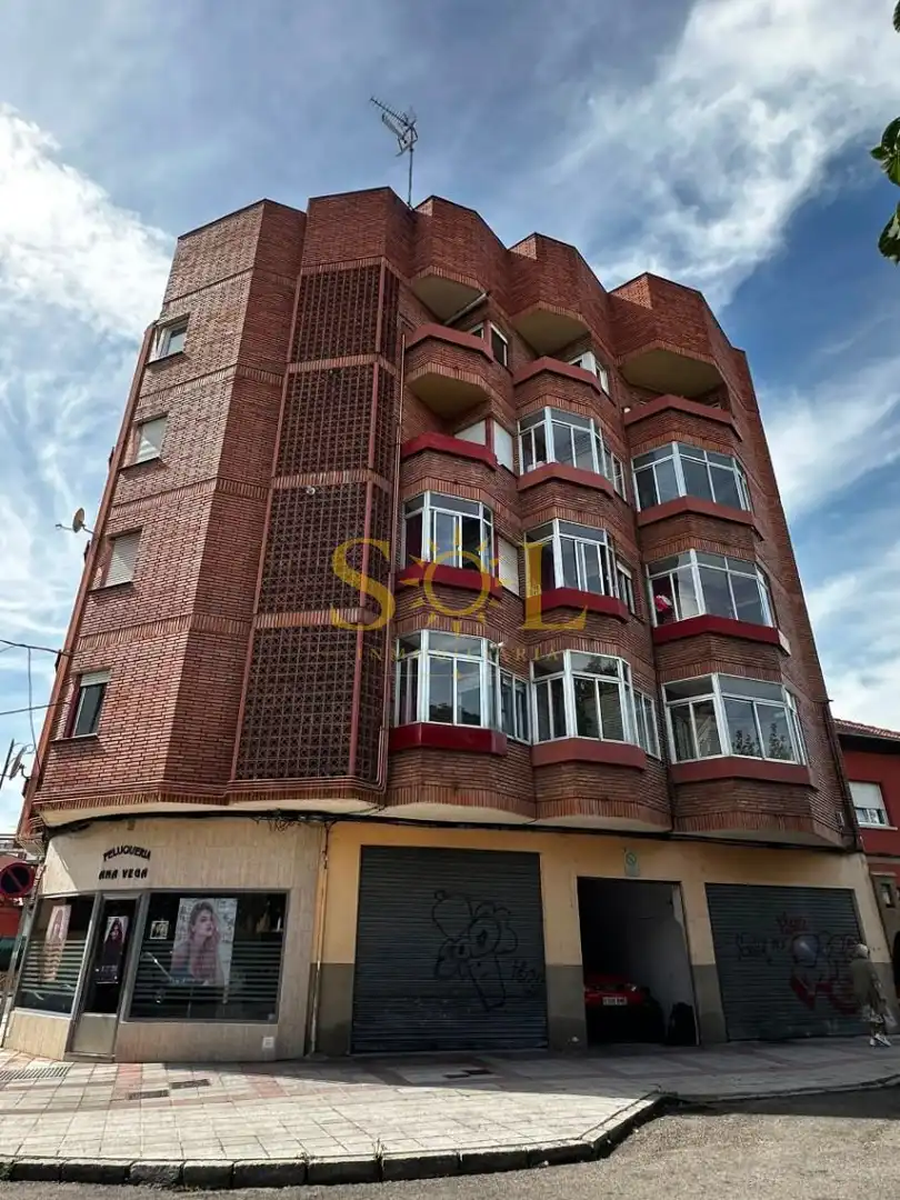 Außenansicht von Wohnung zum Verkauf in León Capital  mit Parkett, Terrasse und Möbliert
