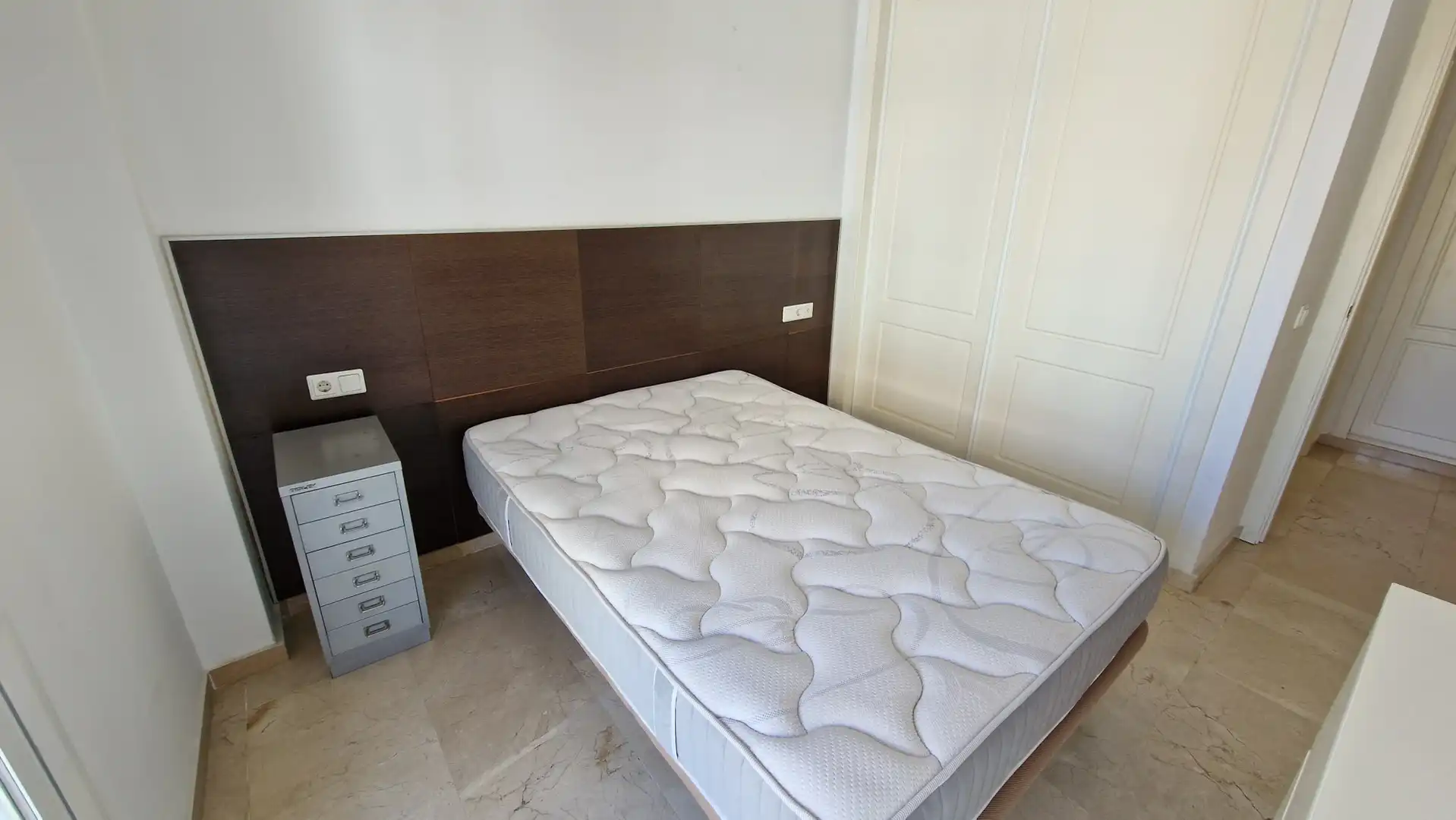 Dormitori de Apartament en venda en Estepona amb Aire condicionat, Terrassa i Moblat