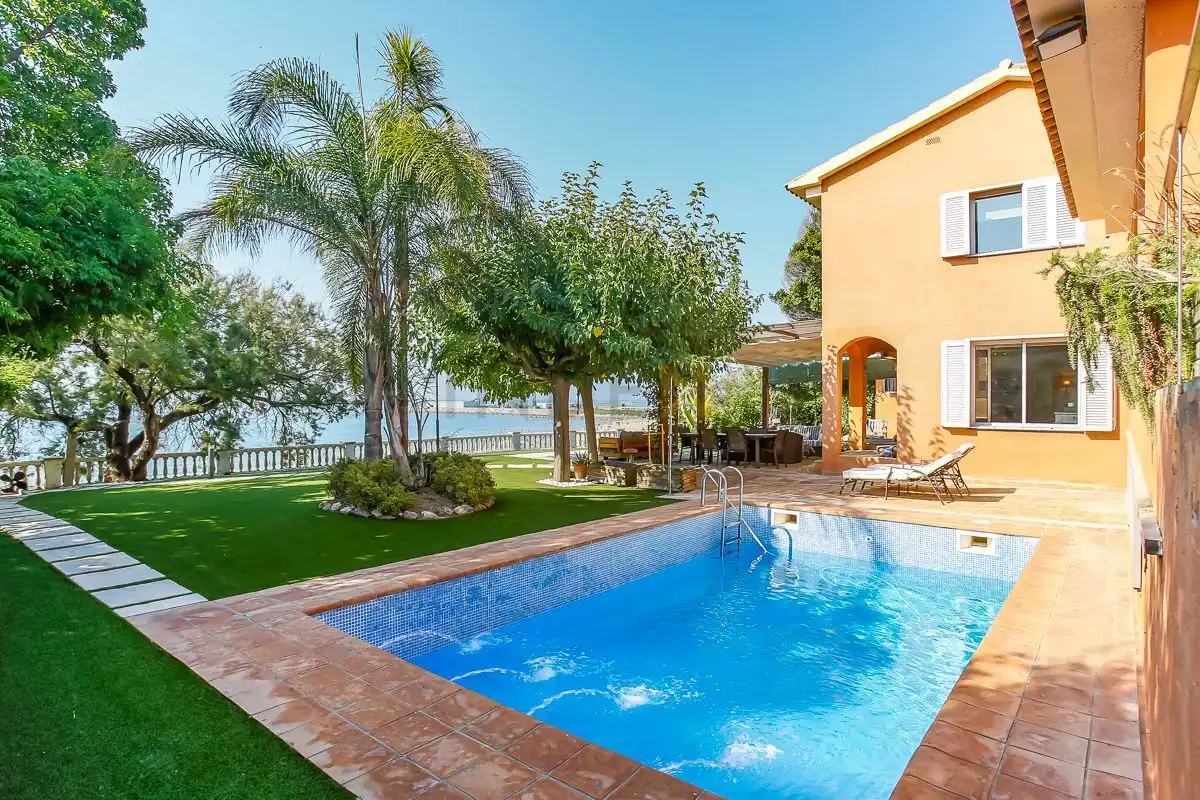 Piscina de Casa o xalet de lloguer en Vilanova i la Geltrú amb Aire condicionat, Calefacció i Jardí privat