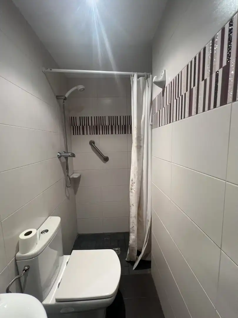 Baño de Piso de alquiler en Girona con Calefacción, Terraza y Trastero
