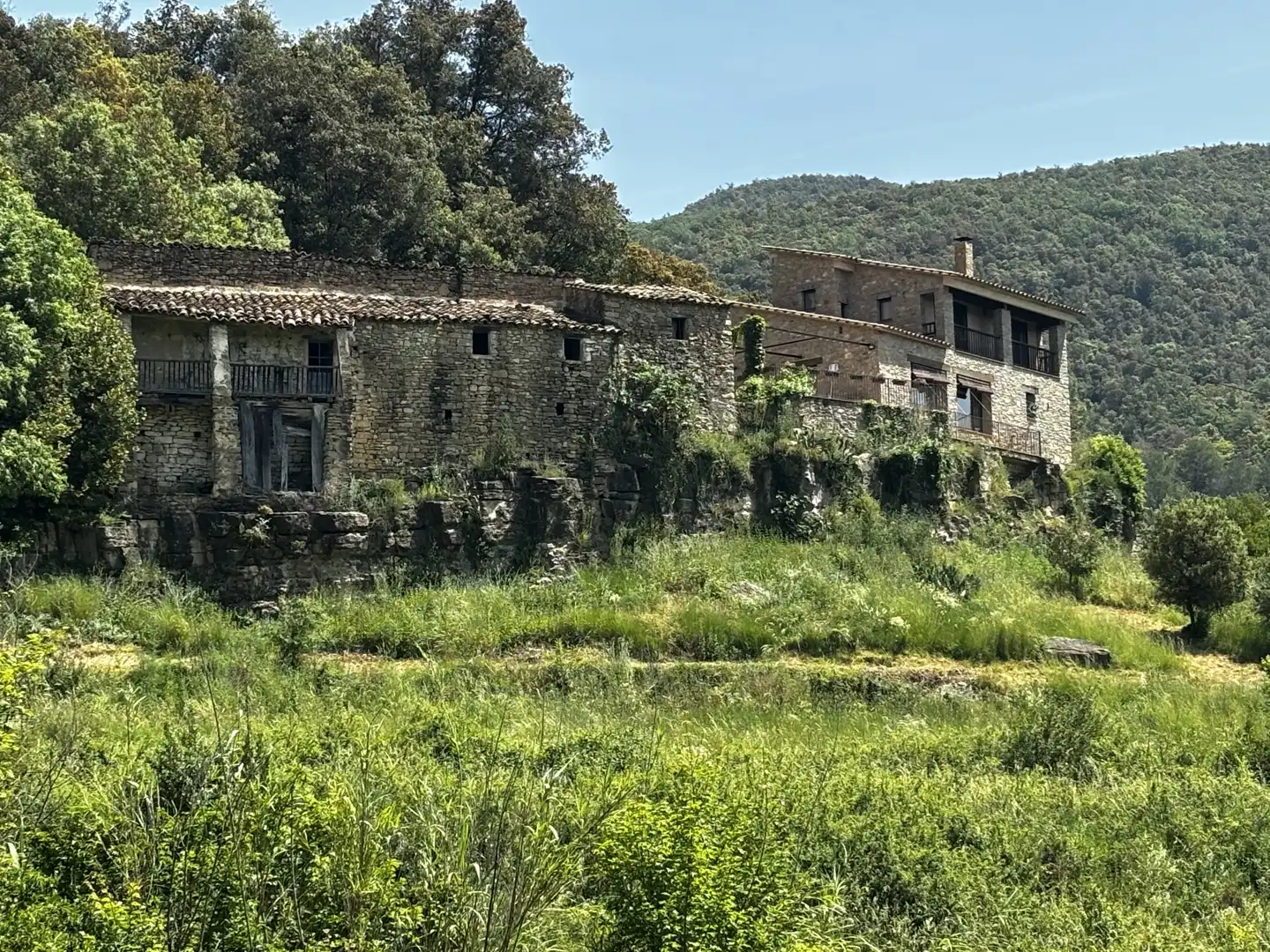 Vista exterior de Finca rústica en venda en Sant Aniol de Finestres amb Terrassa i Piscina