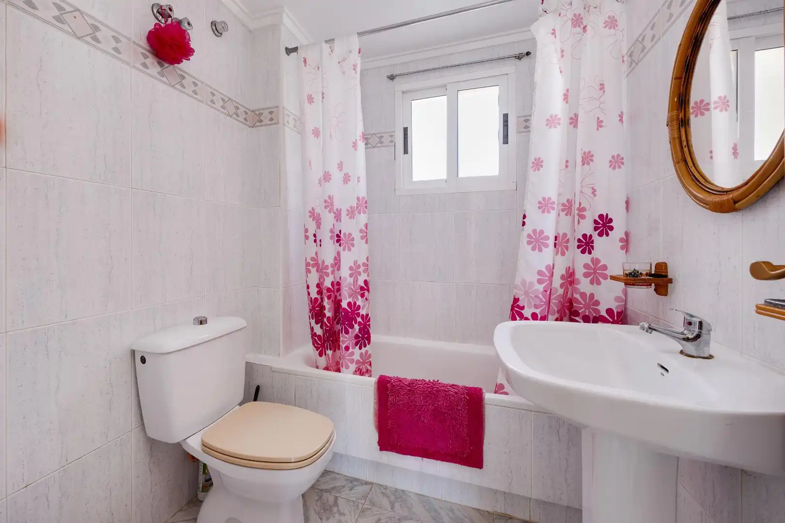 Bany de Apartament en venda en Torrevieja amb Piscina, Moblat i Rentadora