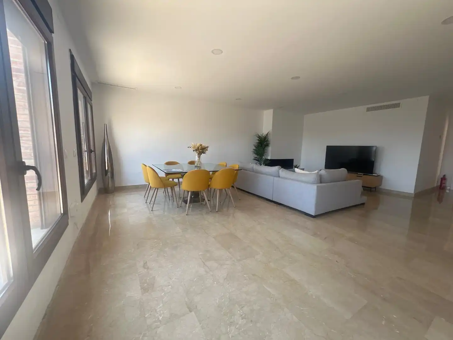 Sala d'estar de Casa o xalet en venda en Benalmádena amb Aire condicionat, Jardí privat i Terrassa