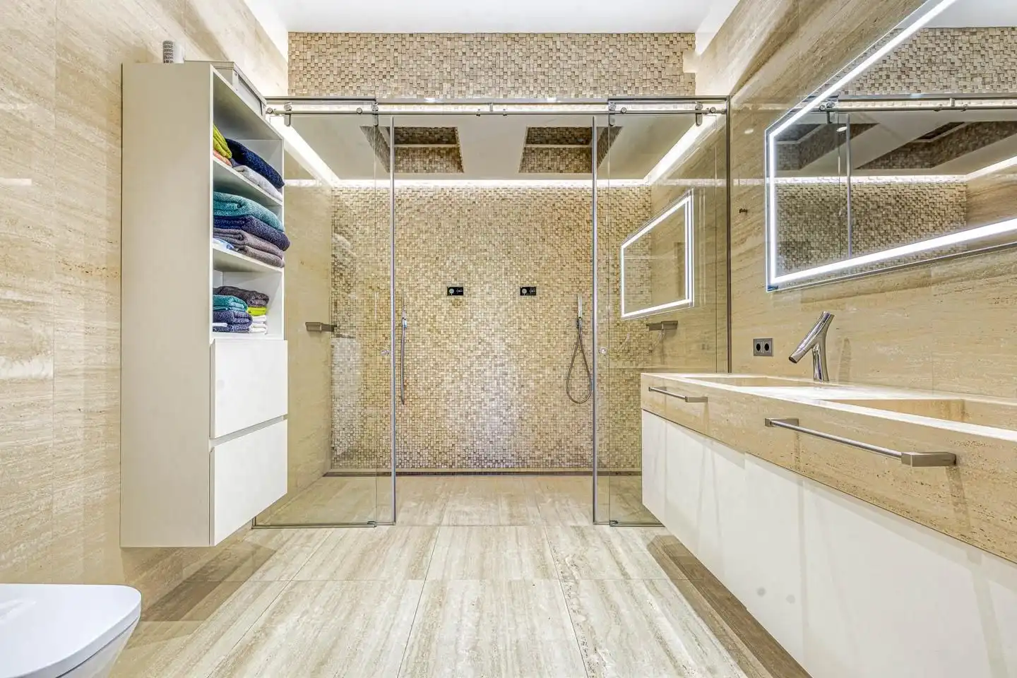 Bathroom of Houses for sale in Figueres  with Private garden, Terrace and Swimming Pool