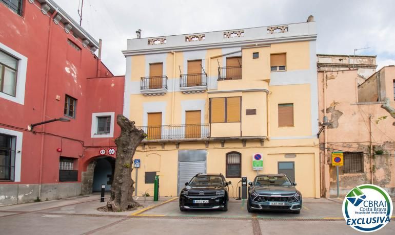 Vista exterior de Casa adosada en venda en La Jonquera amb Jardí privat, Traster i Moblat