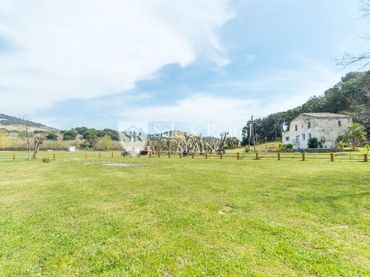 Casa rústica amb jardí en venda a Urbanitzacions