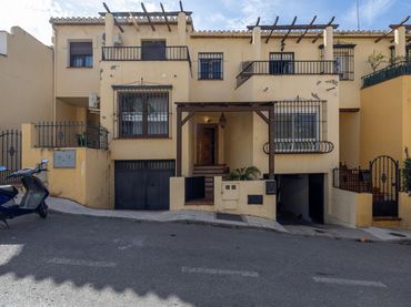 Adossat amb balcó en venda a Calle de Sierra Nevada