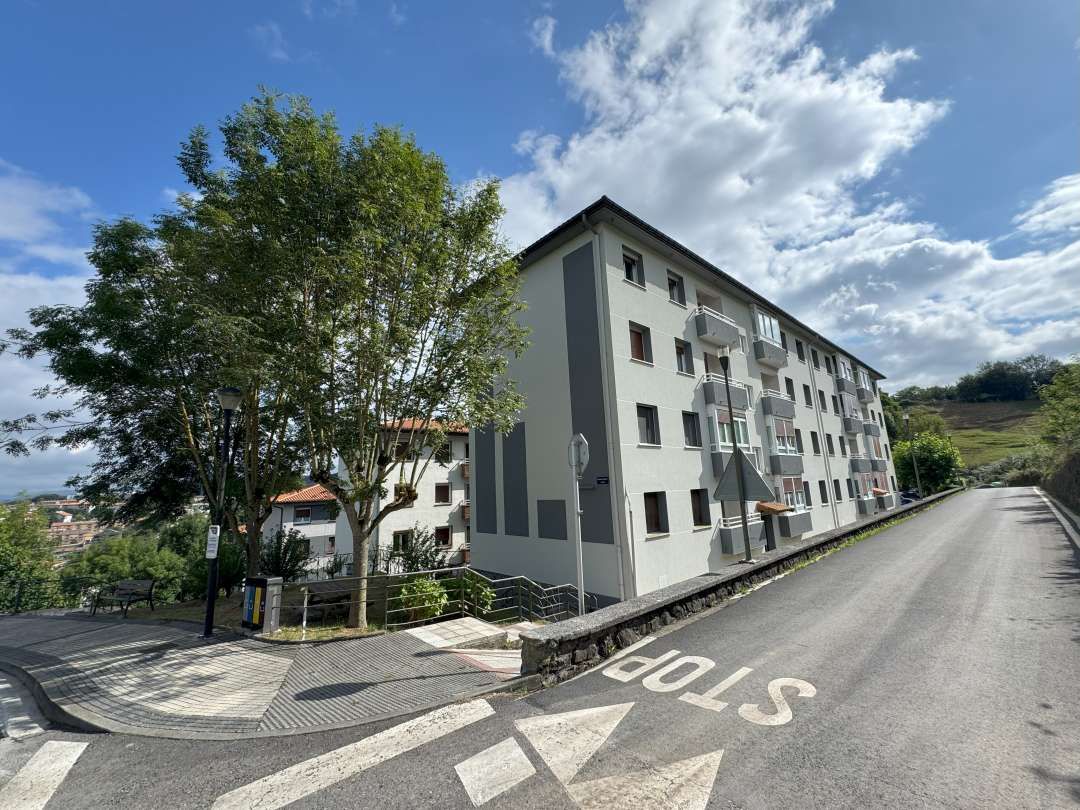 Vista exterior de Pis en venda en Urretxu amb Traster i Balcó