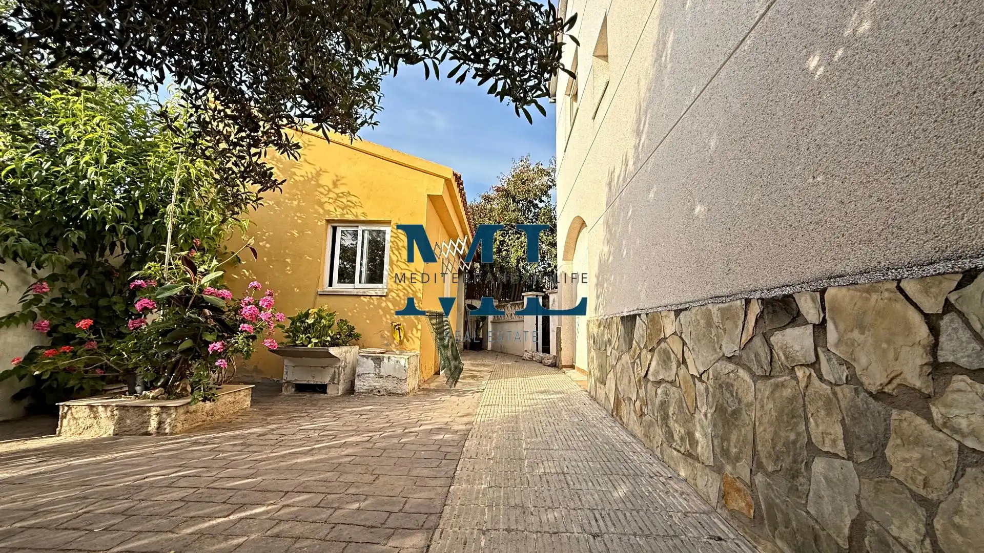 Vista exterior de Casa o xalet en venda en Vilanova i la Geltrú amb Calefacció, Jardí privat i Piscina