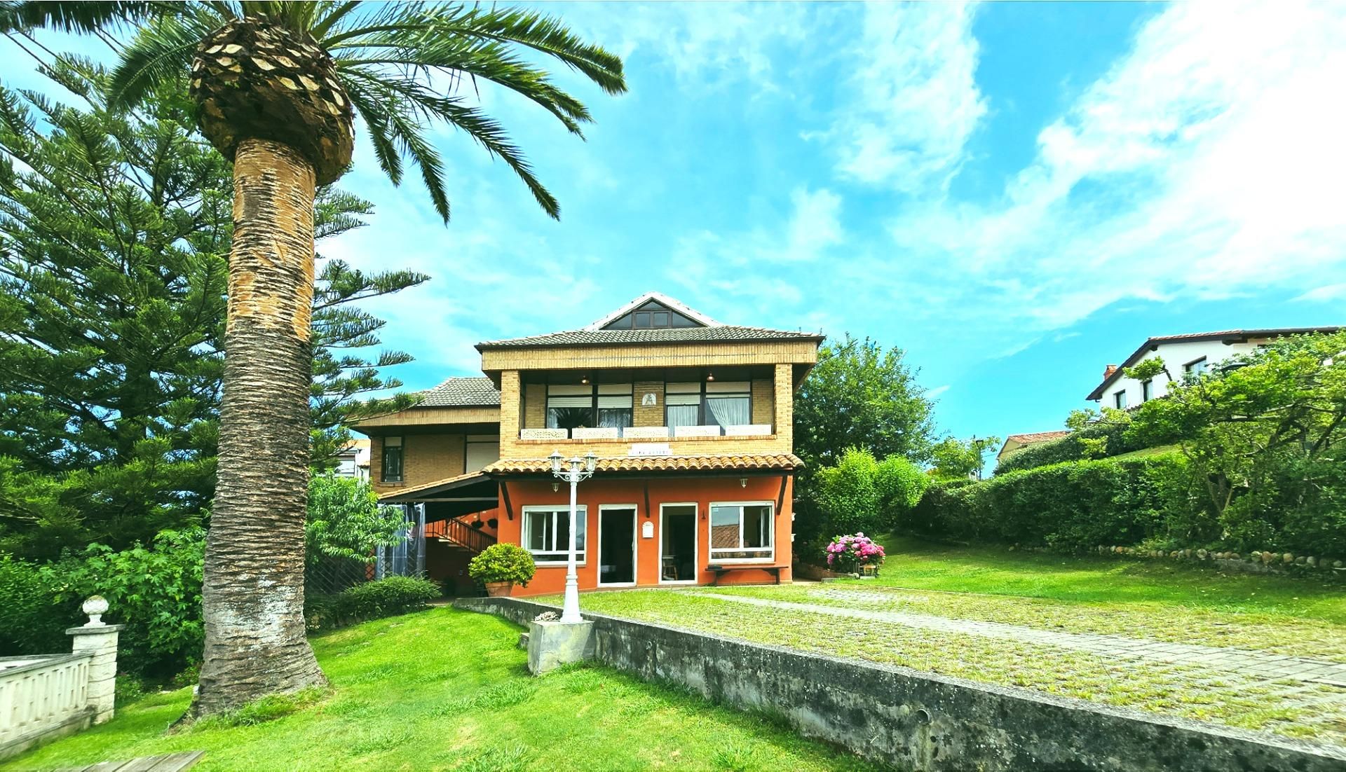 Vista exterior de Casa o xalet en venda en Comillas (Cantabria) amb Calefacció, Jardí privat i Terrassa