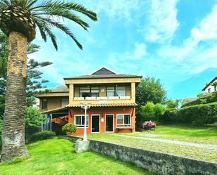 Vista exterior de Casa o xalet en venda en Comillas (Cantabria) amb Terrassa, Piscina i Balcó