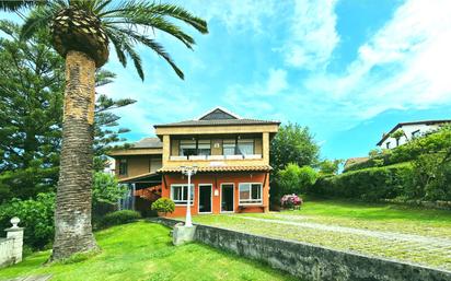 Vista exterior de Casa o xalet en venda en Comillas (Cantabria) amb Calefacció, Jardí privat i Terrassa