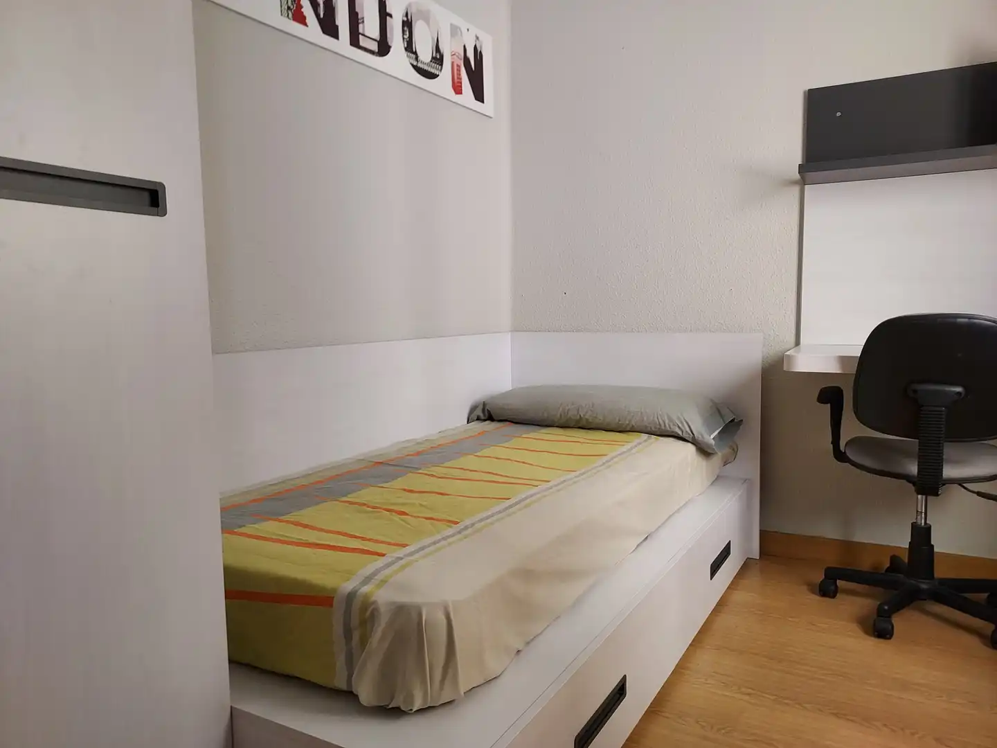 Dormitori de Pis de lloguer en  Pamplona / Iruña amb Calefacció, Parquet i Moblat