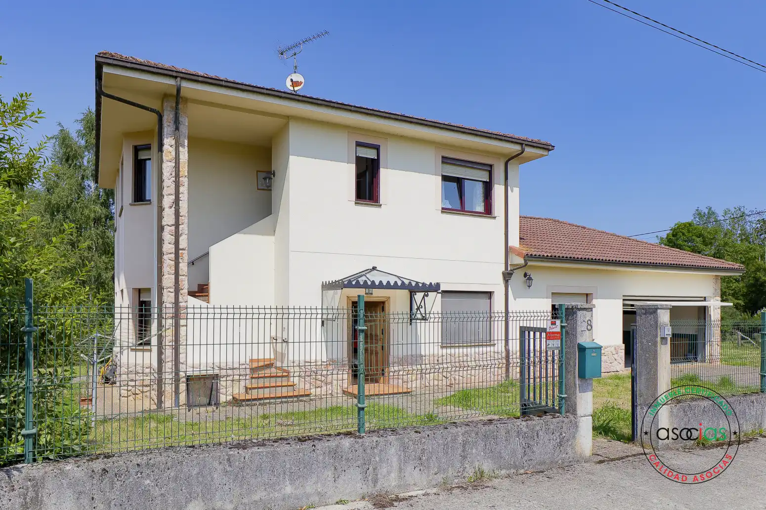 Vista exterior de Casa o xalet en venda en Nava amb Calefacció, Parquet i Traster