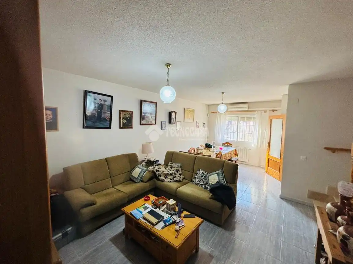 Sala de estar de Casa adosada en venta en Escalona con Aire acondicionado, Calefacción y Amueblado