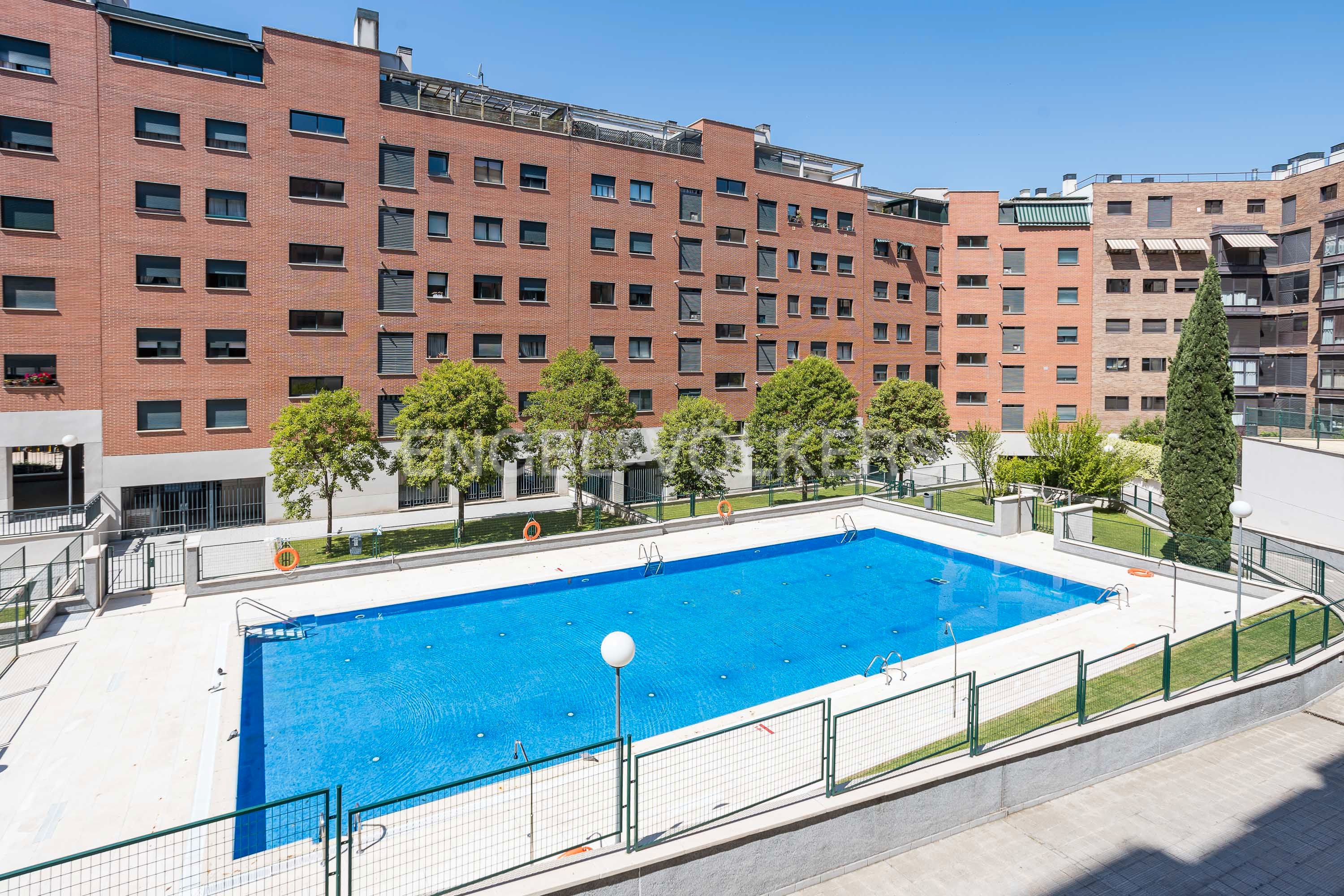 Piscina de Apartament en venda en  Madrid Capital amb Aire condicionat, Calefacció i Jardí privat