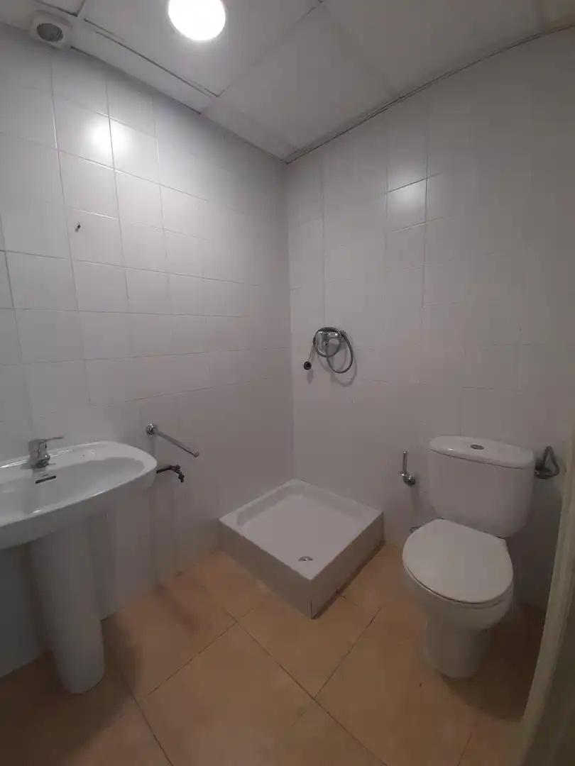 Bany de Local de lloguer en Mataró amb Aire condicionat