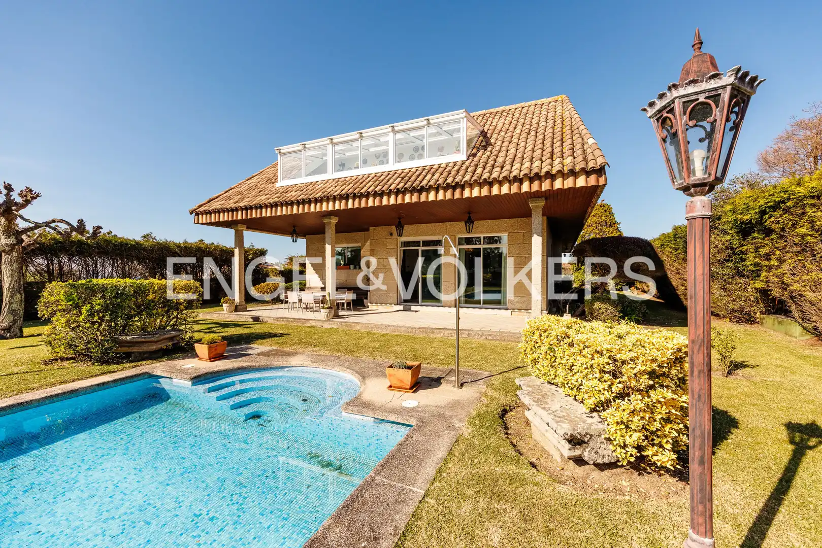 Vista exterior de Casa o xalet en venda en Vigo  amb Calefacció, Terrassa i Piscina