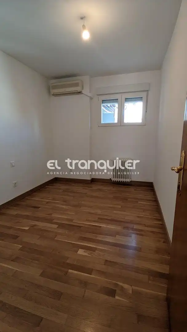 Schlafzimmer von Wohnung zum Verkauf in Madrid mit Klimaanlage, Parkett und Terrasse