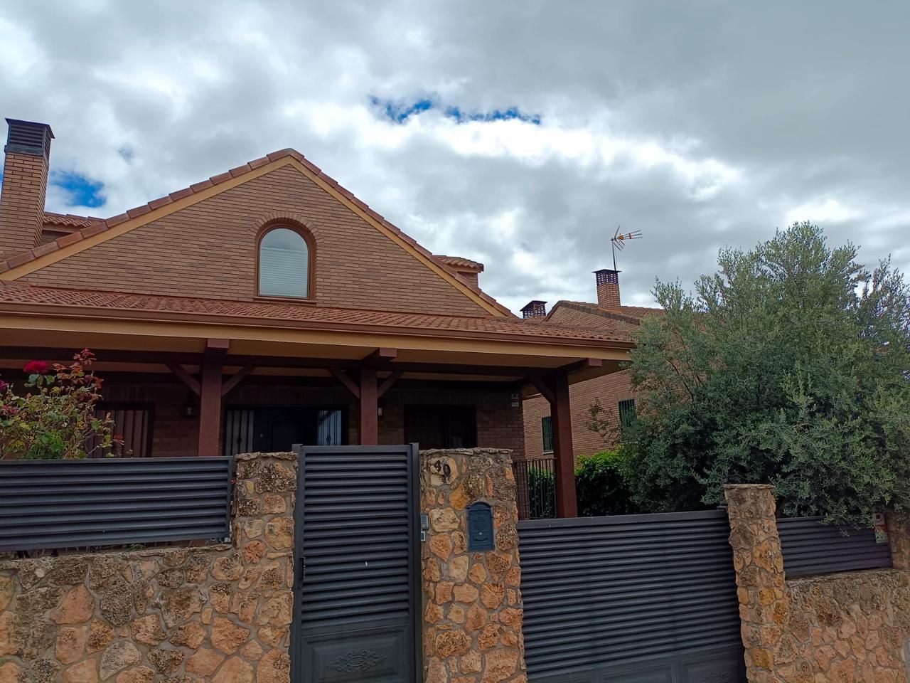 Exterior view of House or chalet for sale in El Molar (Madrid)  with Air Conditioner, Private garden and Terrace