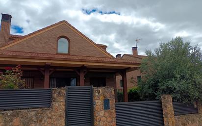 Exterior view of House or chalet for sale in El Molar (Madrid)  with Air Conditioner, Private garden and Terrace