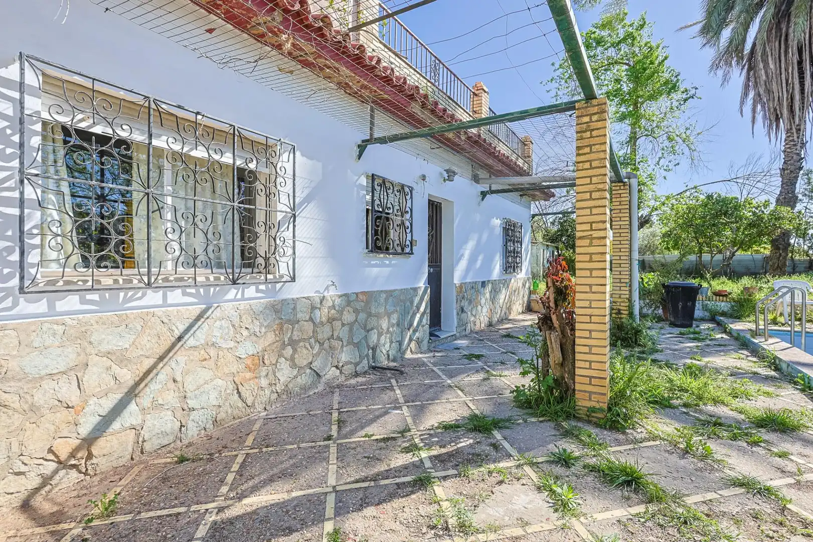 Vista exterior de Casa o xalet en venda en Sanlúcar la Mayor amb Aire condicionat i Piscina