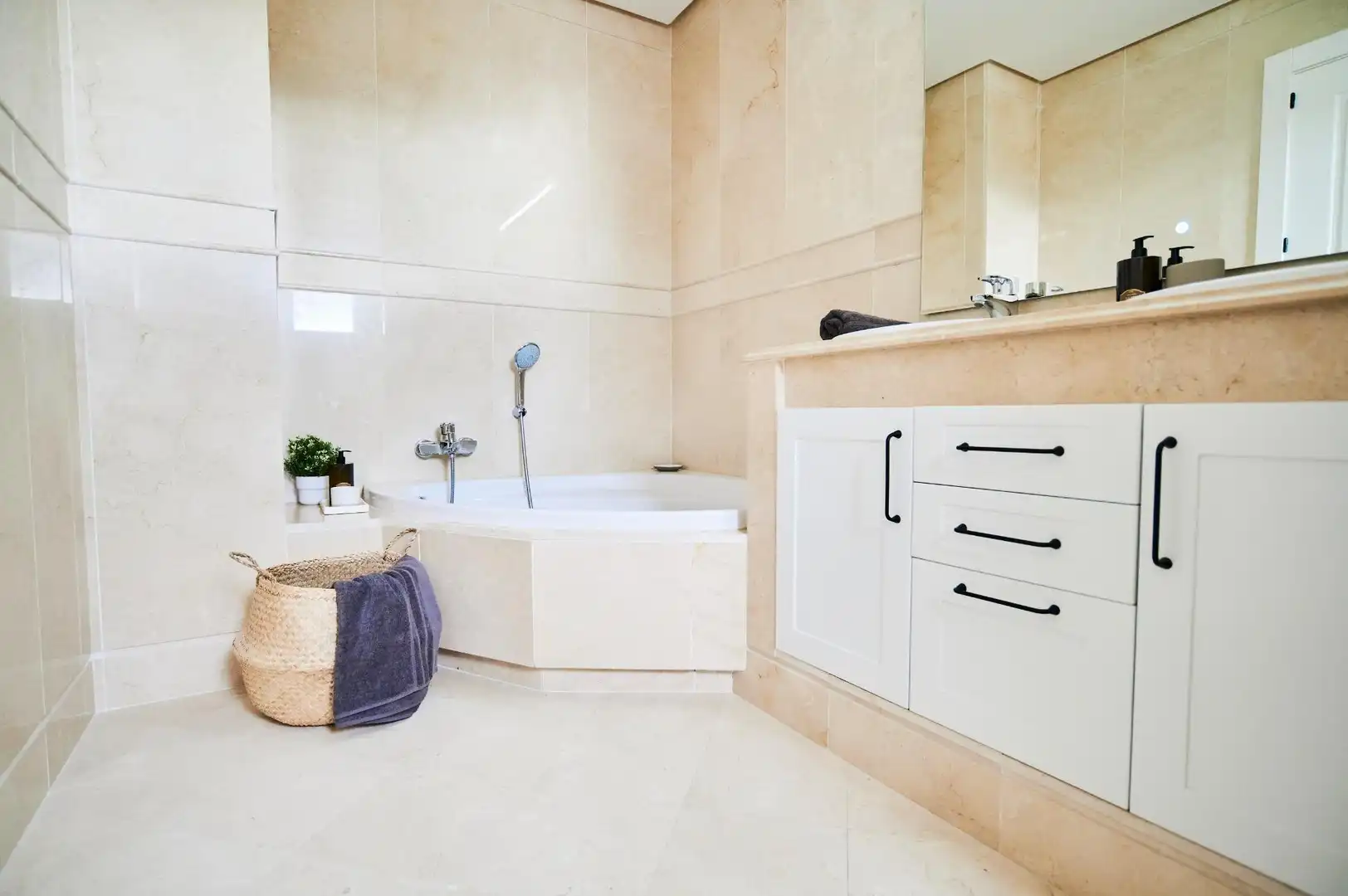 Baño de Apartamento en venta en Marbella con Jardín privado, Terraza y Trastero