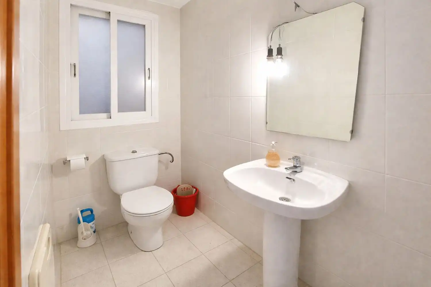 Badezimmer von Geschaftsraum zur Miete in Centre