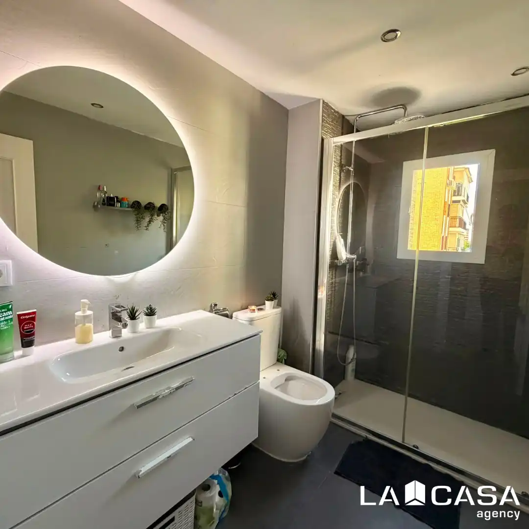Bathroom of Flat for sale in Sevilla  with Heating and Terrace