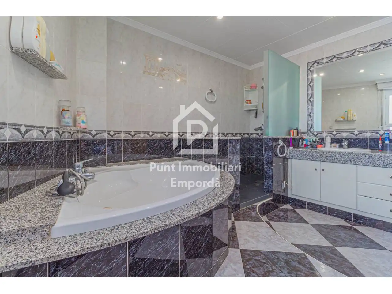 Baño de Dúplex en venta en Figueres con Terraza