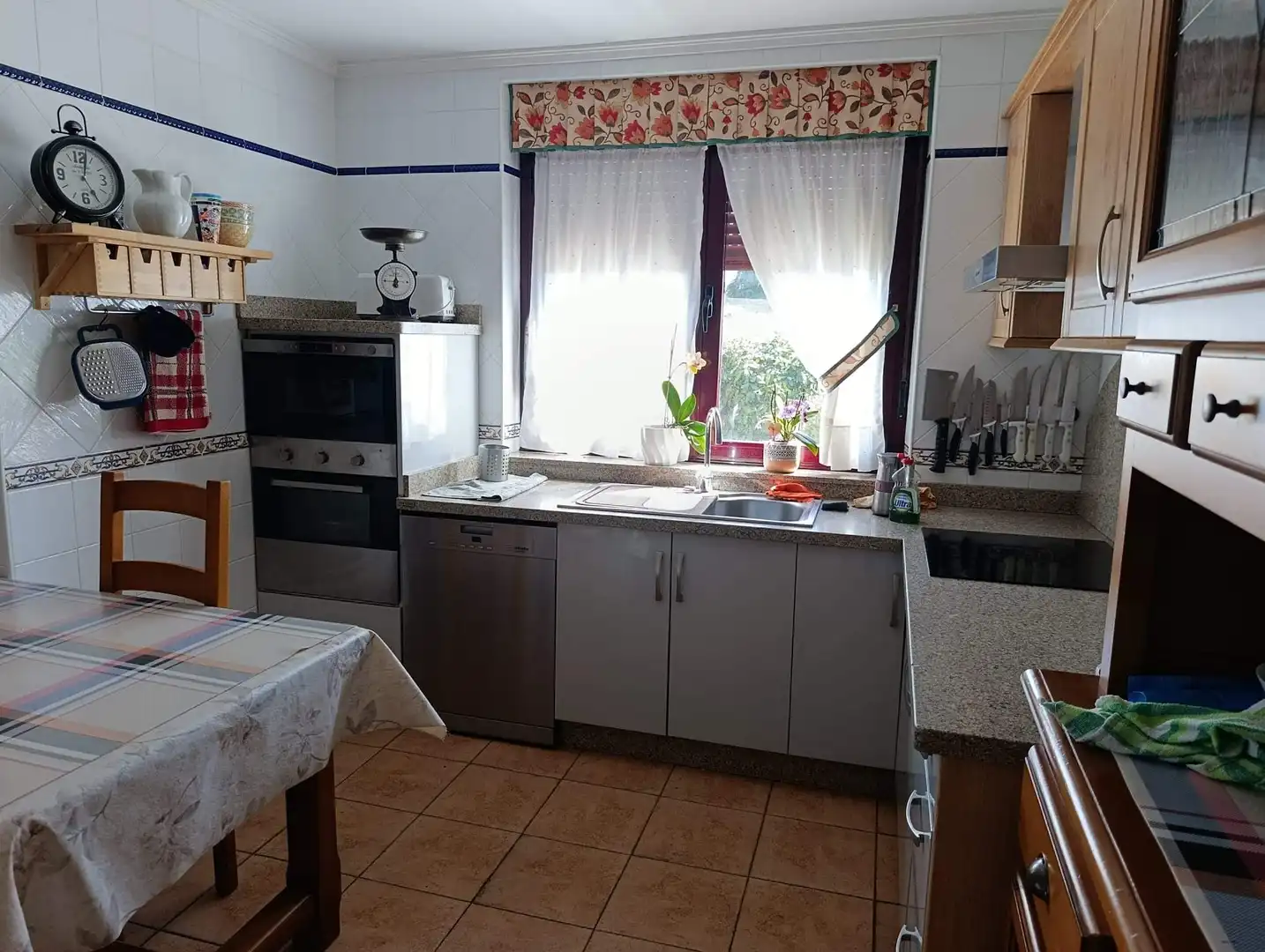 Cuina de Casa o xalet en venda en San Andrés del Rabanedo amb Calefacció, Jardí privat i Terrassa