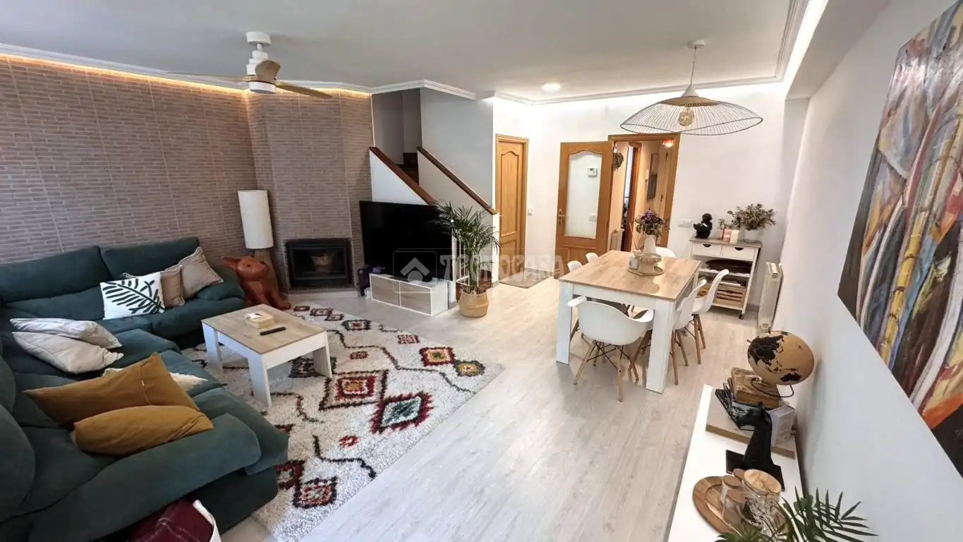 Sala de estar de Casa adosada en venta en Boadilla del Monte con Aire acondicionado, Calefacción y Piscina comunitaria