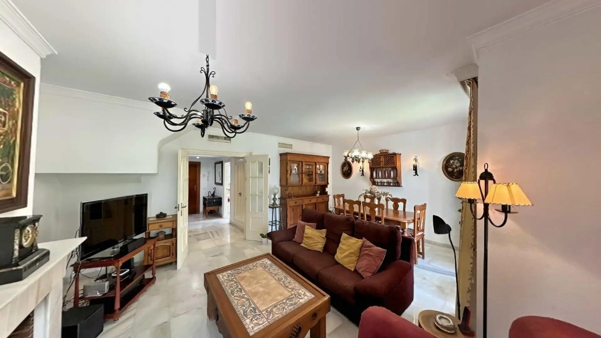 Wohnzimmer von Einfamilien-Reihenhaus zum Verkauf in Estepona mit Heizung, Privatgarten und Terrasse