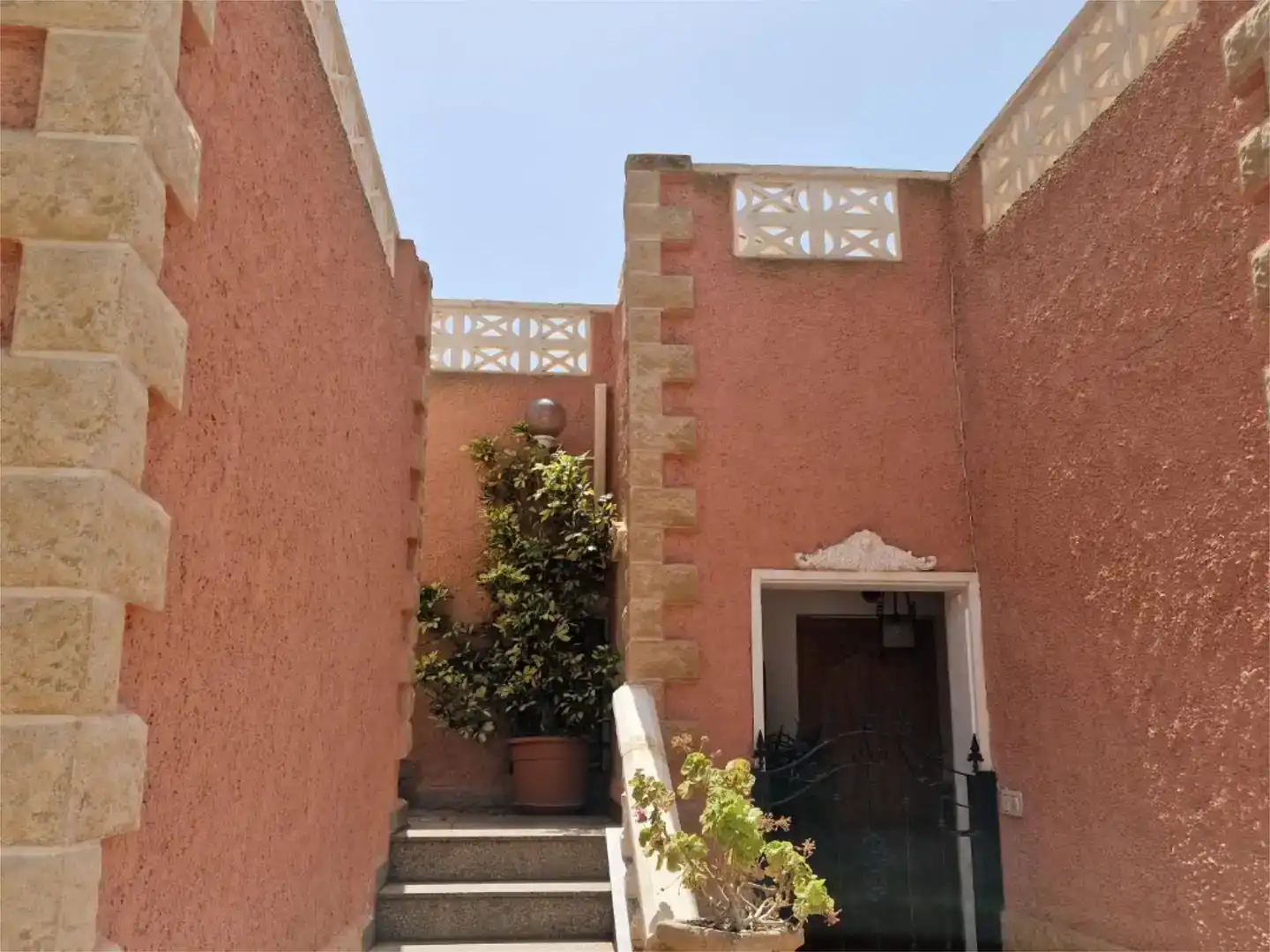 Vista exterior de Casa o xalet en venda en Roquetas de Mar amb Aire condicionat i Balcó