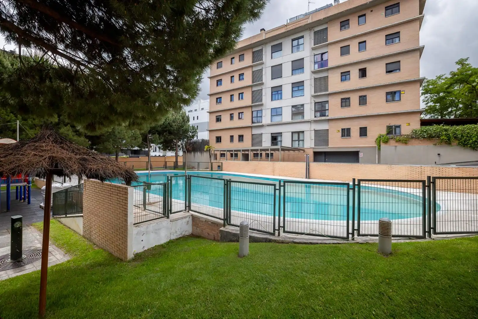 Piscina de Planta baja en venta en Madrid con Calefacción, Jardín privado y Piscina comunitaria