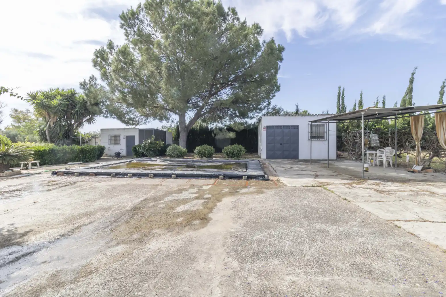 Vista exterior de Casa o chalet en venta en Carmona con Piscina