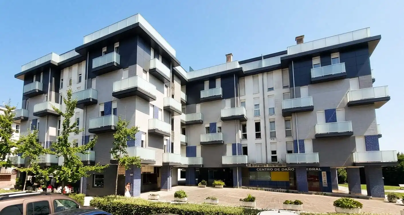 Vista exterior de Pis en venda en Santa Cruz de Bezana amb Calefacció, Jardí privat i Terrassa