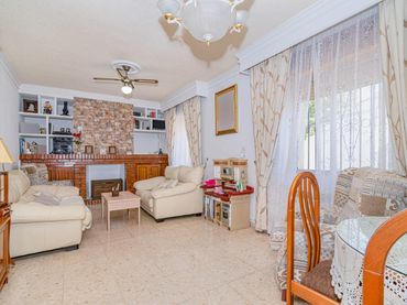 Casa aparellada amb balcó en venda a La Zubia Ciudad