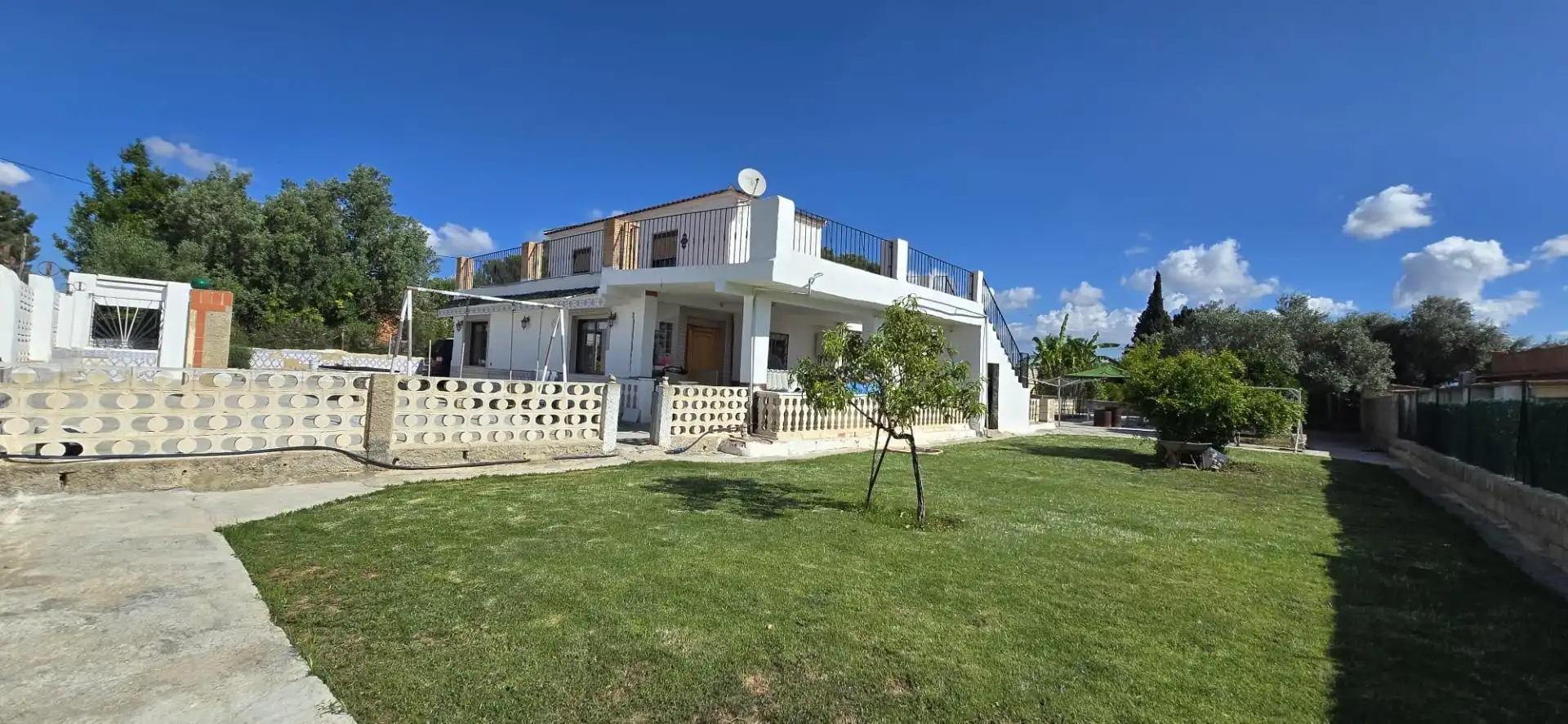 Vista exterior de Casa o chalet en venta en Llíria con Jardín privado, Terraza y Piscina comunitaria
