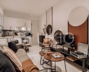 Sala d'estar de Apartament de lloguer en  Madrid Capital amb Aire condicionat, Calefacció i Moblat