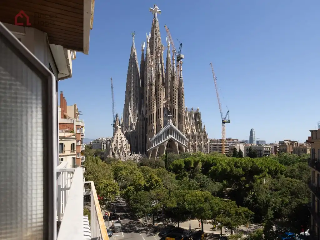 Vista exterior de Piso en venta en Barcelona con Balcón