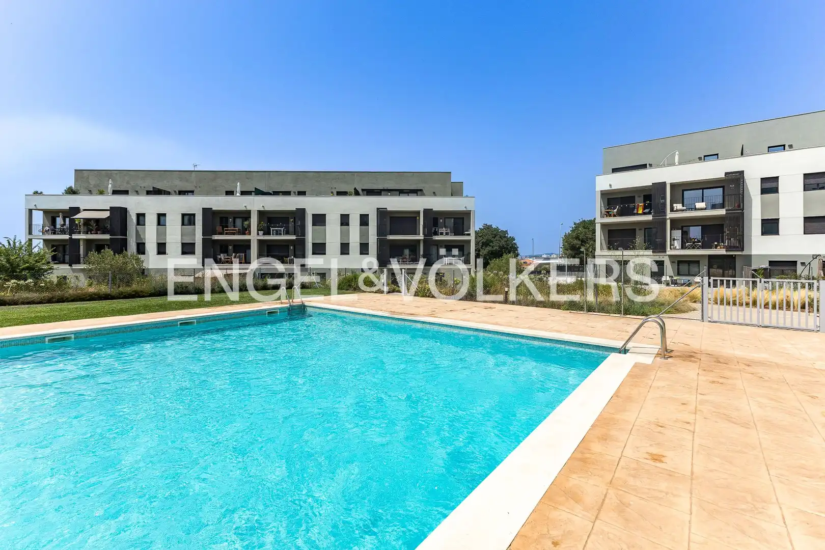 Vista exterior de Pis en venda en Vilanova i la Geltrú amb Aire condicionat, Calefacció i Jardí privat