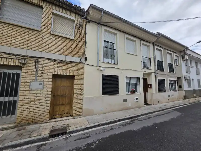 Vista exterior de Casa o xalet en venda en Plasencia amb Aire condicionat, Jardí privat i Terrassa