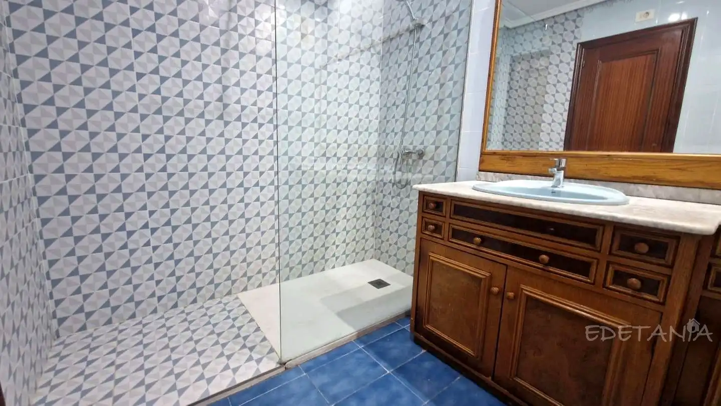 Baño de Piso en venta en Alfara del Patriarca con Aire acondicionado, Trastero y Amueblado