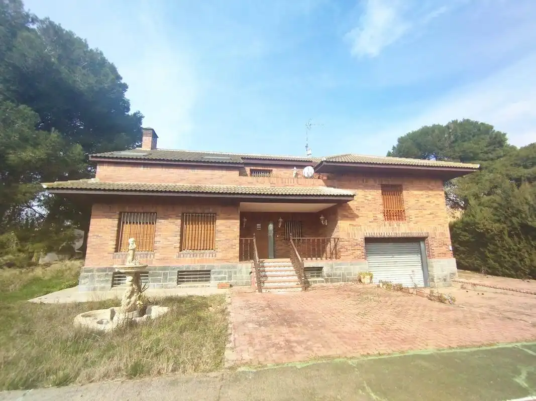 Vista exterior de Casa o xalet en venda en Zaragoza amb Jardí privat