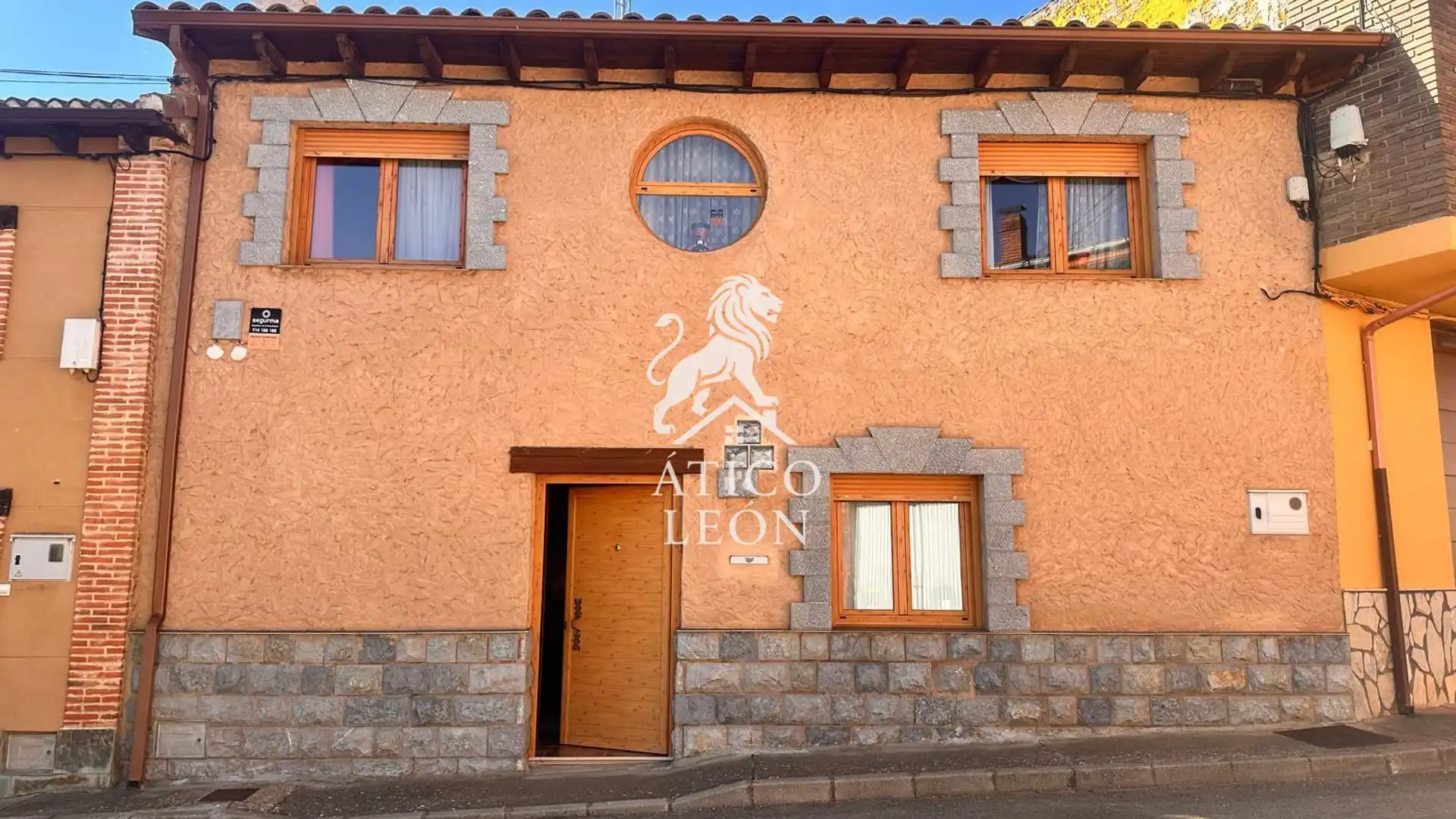 Exterior view of Single-family semi-detached for sale in Chozas de Abajo  with Private garden, Storage room and Alarm