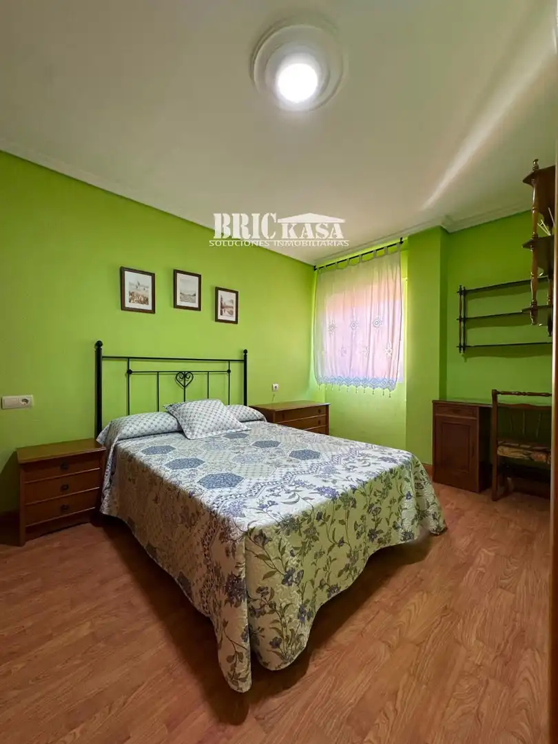 Schlafzimmer von Dachboden zur Miete in Cáceres mit Klimaanlage, Terrasse und Möbliert