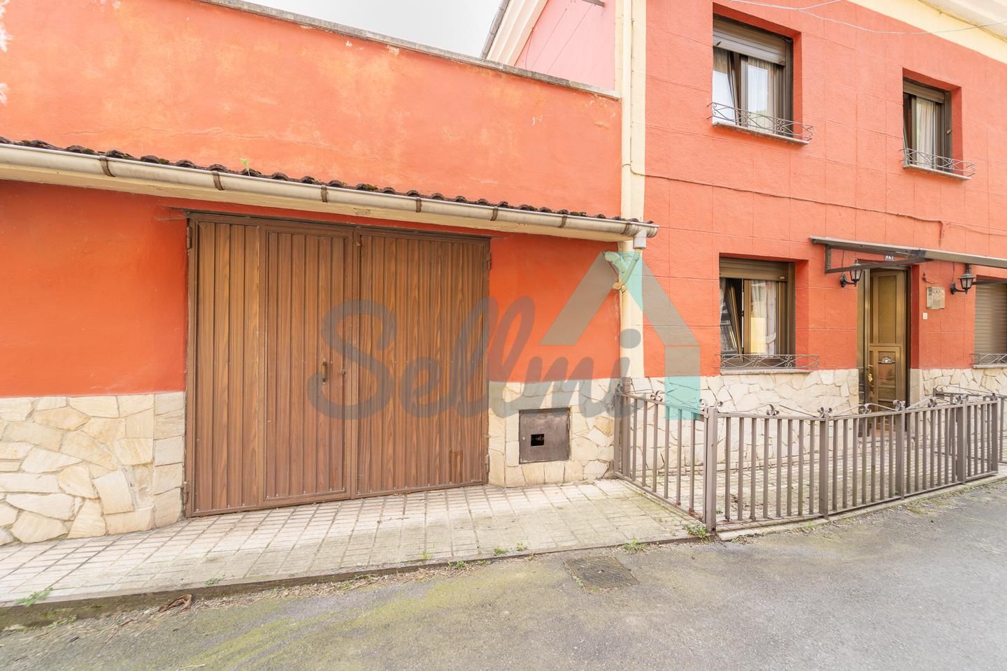 Vista exterior de Casa o xalet en venda en Mieres (Asturias) amb Calefacció, Terrassa i Traster