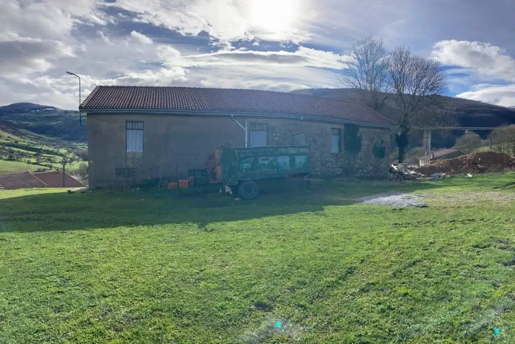 Außenansicht von Fabrikhallen zum Verkauf in Santiurde de Reinosa